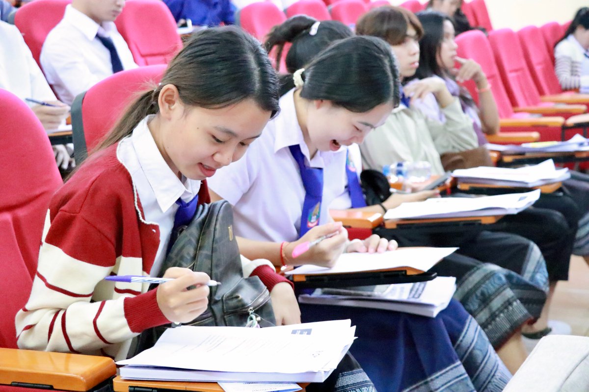 shareentuladhar's tweet image. At National University of Laos, @IOMLaoPDR and the Ministry of Labour and Social Welfare, with support from @SwissDevCoop under #IOMPROMISE, shared the Safe Migration ToT Handbook on safe migration pathways and workers’ rights to help students make informed migration decisions ⚖️