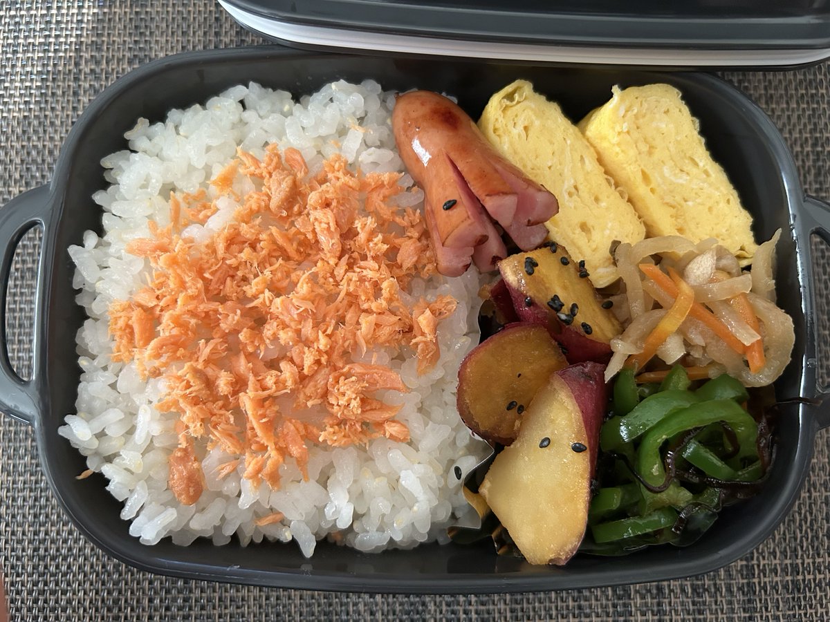 Good afternoon friends.

I made obento today for the first time in a while.

Today’s obento(lunch)
“Tamagoyaki”
“Sausage”
“Kiriboshi daikon”
“Green peppers with shiokonbu”
“Sweet potato”
“Rice topped with salmon flakes”

#homecooking
#japanesefood