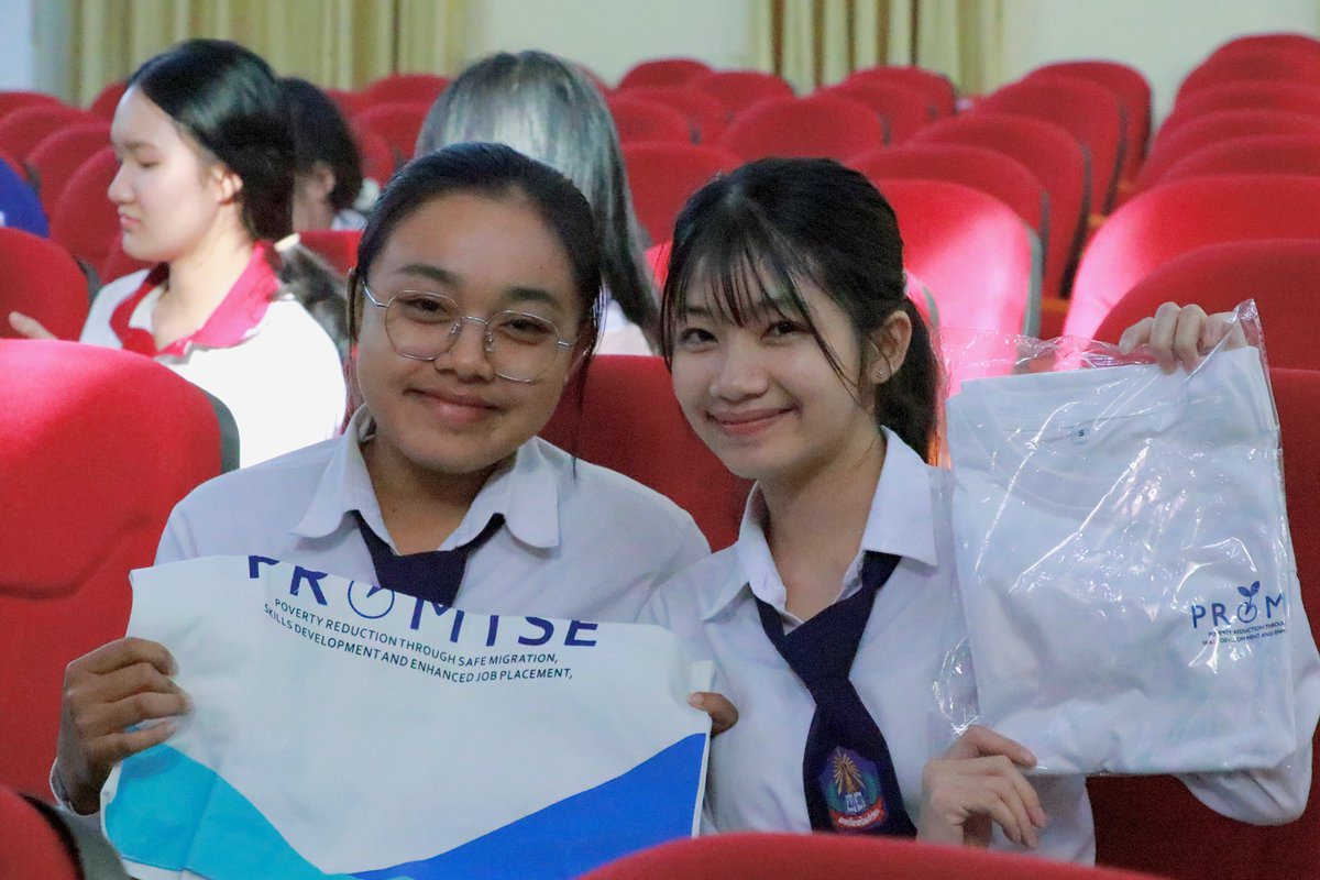 shareentuladhar's tweet image. At National University of Laos, @IOMLaoPDR and the Ministry of Labour and Social Welfare, with support from @SwissDevCoop under #IOMPROMISE, shared the Safe Migration ToT Handbook on safe migration pathways and workers’ rights to help students make informed migration decisions ⚖️