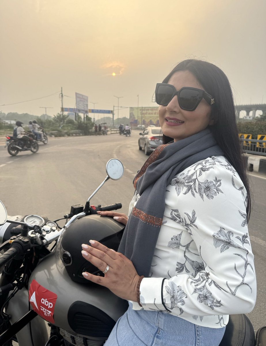 ये जिस गाड़ी पर बैठी हैं।

उसपर 4,000 का चालान पेंडिंग है, 
और तो और गाड़ी का इंश्योरेंस भी नहीं है। 😂 

पता नहीं लाइसेंस है, या वो भी नहीं 
बाकी भौकाल बना रहे, 🤣🤣🤣

मगर नवाबी नहीं घटनी चाहिए 
जय पत्रकारिता जय बिहार।