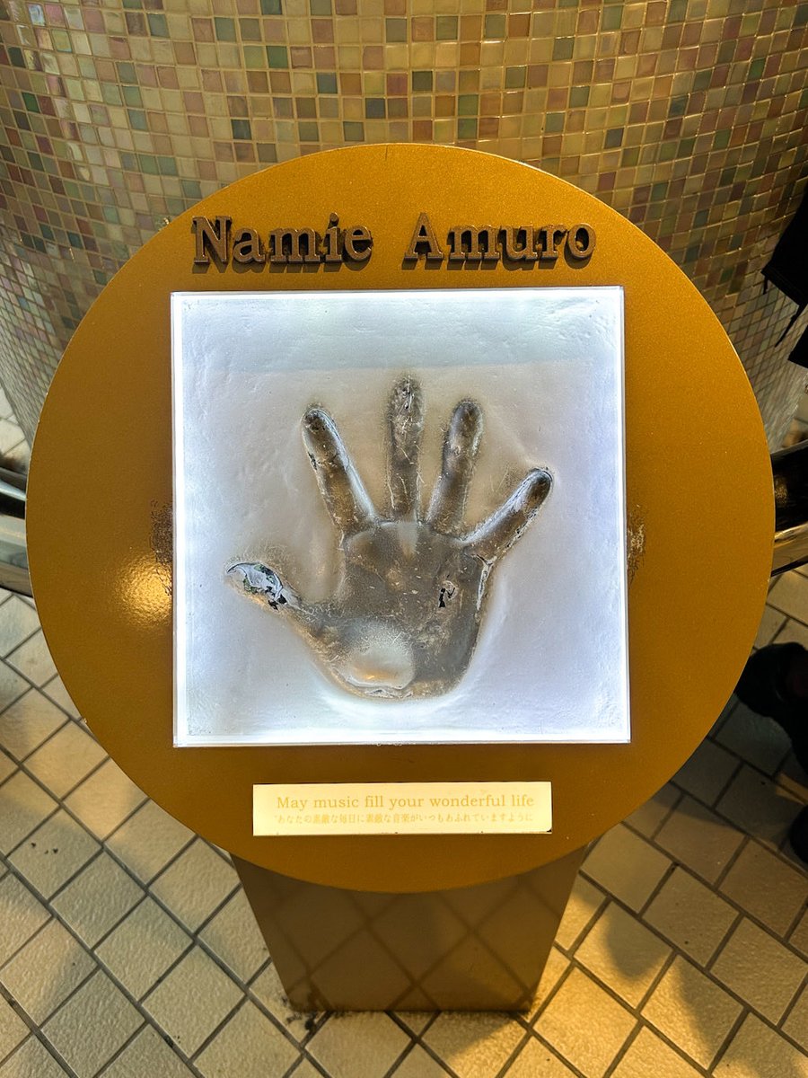 mimjs_word's tweet image. お久しぶりです
東京を離れるので、その前に聖地巡りをしてきました。
明治神宮⛩️で御朱印をいただき、代々木公園ベビドンの木へ🌳幹のこぶはかなり大きくなりましたね。
そして渋谷109安室ちゃんの手形🖐🏻をまわりました。

肌寒くなってきました。皆さんも体調に気をつけてお過ごしください。