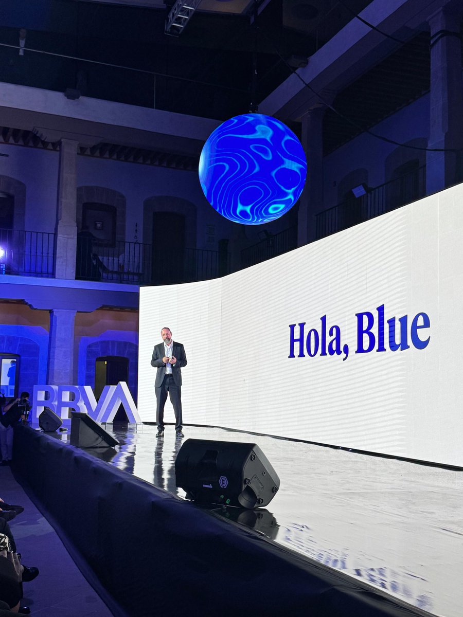 "Futura no es solo una nueva versión de la aplicación; es un cambio en el paradigma de las aplicaciones. La mayor superficie de contacto del cliente con el banco será a través de la inteligencia artificial, acompañando así tu voluntad de llegar más lejos" - Hugo Nájera Alva,