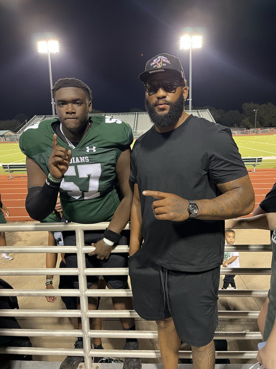 JuLee_Gee22's tweet photo. 49-0 over Skyline… S/o to Pete Robertson for coming out tonight to watch me ball.. Can’t wait to get in lab 💪🏾 #Tribe #Hachie https://t.co/ptJqMMcH2Y