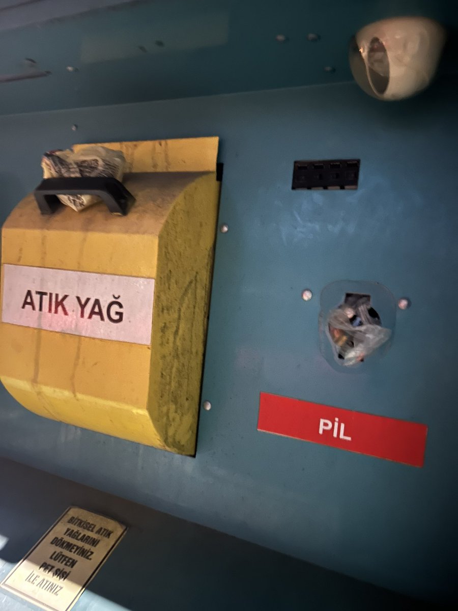 Meydan Avm yakınında poligon caddesindeki geri dönüşüm kutusundaki pil bölümünü temizler misiniz dolmuş. Öylece bırakmak zorunda kaldım <a href="/umraniyebeltr/">Ümraniye Belediyesi</a> <a href="/IBBcozummerkezi/">İBB Çözüm Merkezi</a>