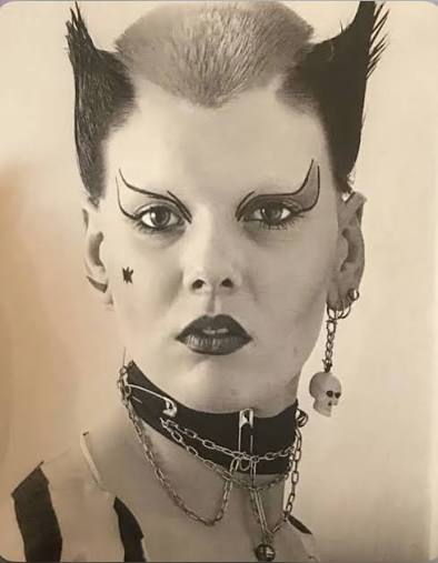 In memory Susan Lucas aka Soo Catwoman, member of London's early punk subculture, actress and model, born on this day in 1954 in London, and passed away much too early 4 weeks ago

#punk #punks #punkrock #oldschoolpunk #womenofpunk #soocatwoman #history #punkrockhistory #otd
