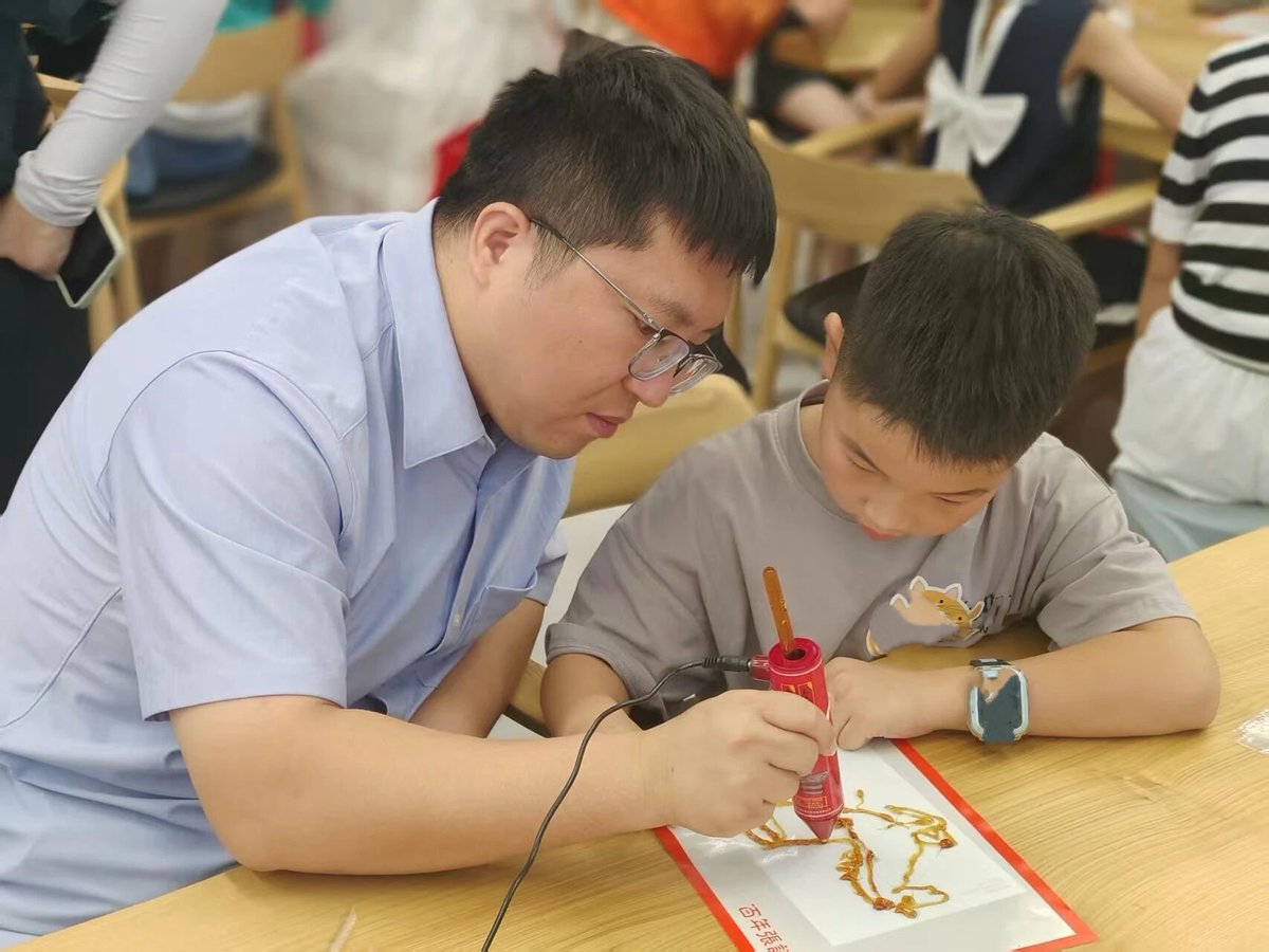 Diving into traditional Chinese sugar art with the little one—where culture and sweetness collide in the cutest way! 🌍✨  #CulturalCrafts #ParentChildCultureTrip #SugarArtAdventure #SugarArtFun #TraditionalSweetMagic