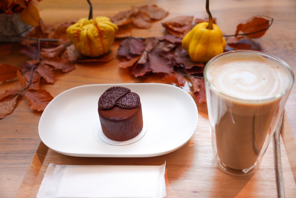 アンダーズ東京　ペストリー
実はイートインあるんですよねここ。なんですかこのチョコ好き歓喜の「カカオ」なるケーキは。その名の通り、溢れんばかりのカカオです。中に潜むのはパルプ？柑橘？酸味がムースのカカオ感を引き立てる素敵なアクセント。ただただ至福の権化で意識飛んだ