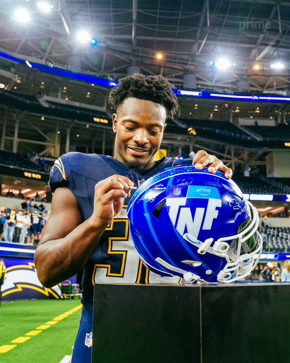 Kimani Vidal leaving his autograph on the TNF helmet ✍️ 

#TNFonPrime