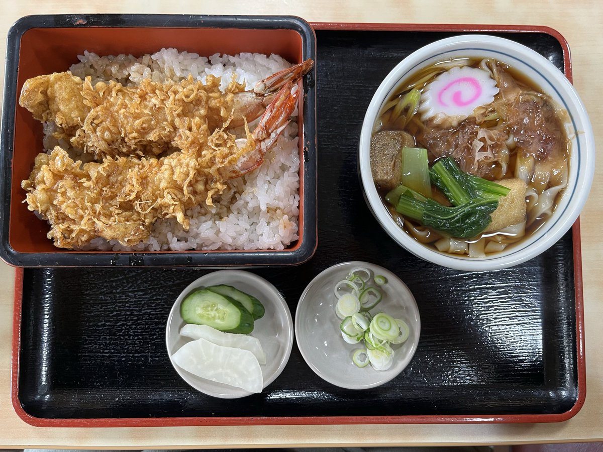 ropemastet's tweet photo. 今日のランチはいつものうどん屋でエビ天重ランチ。麺は温かいきしめん。

プチ贅沢ランチでした。 https://t.co/MZG8l7d3iF