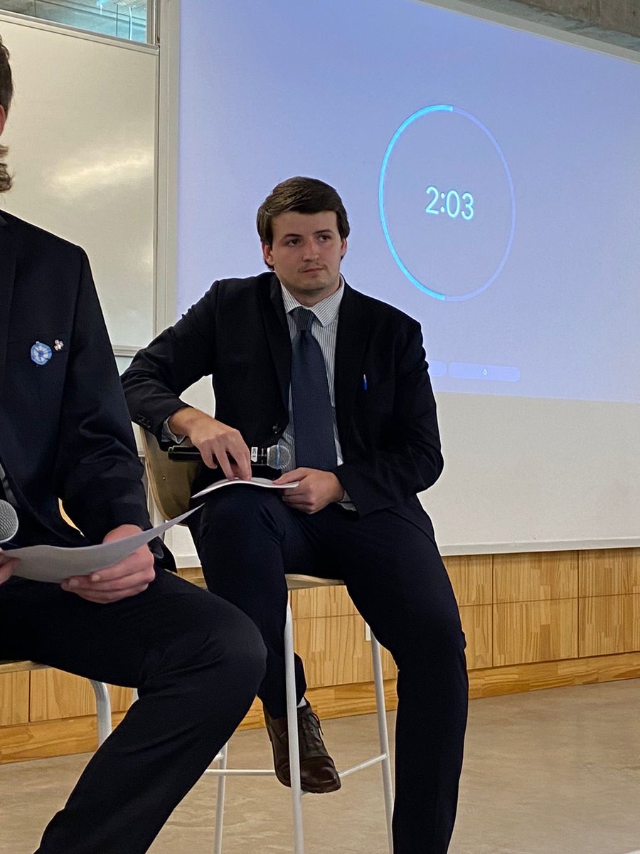 Ni ahí a la altura de tus corbatas <a href="/ciro_aps/">Ciro Andrés Patiño Smokvina 🇦🇷🗽🇪🇸</a> pero usándolas de vara!