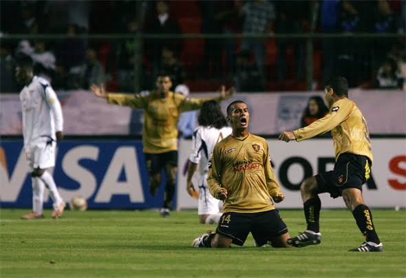 Noitedecopa's tweet photo. JOGOS HISTÓRICOS (23)

🇪🇨 LDU 2x3 Sport 🇧🇷
🌎 Libertadores da América 2009
📆 29/04/2009
🏟️ Estádio Casa Blanca, Quito
🇪🇨⚽ Carlos Espínola, Danny Vera
🇧🇷⚽ Andrade (2x), Igor

A LDU era a atual campeã da Libertadores, mas isso não foi problema pro Sport, que venceu o time na altitude de Quito e garantiu a liderança do grupo na competição.

ÉPICO 🦁🔴⚫