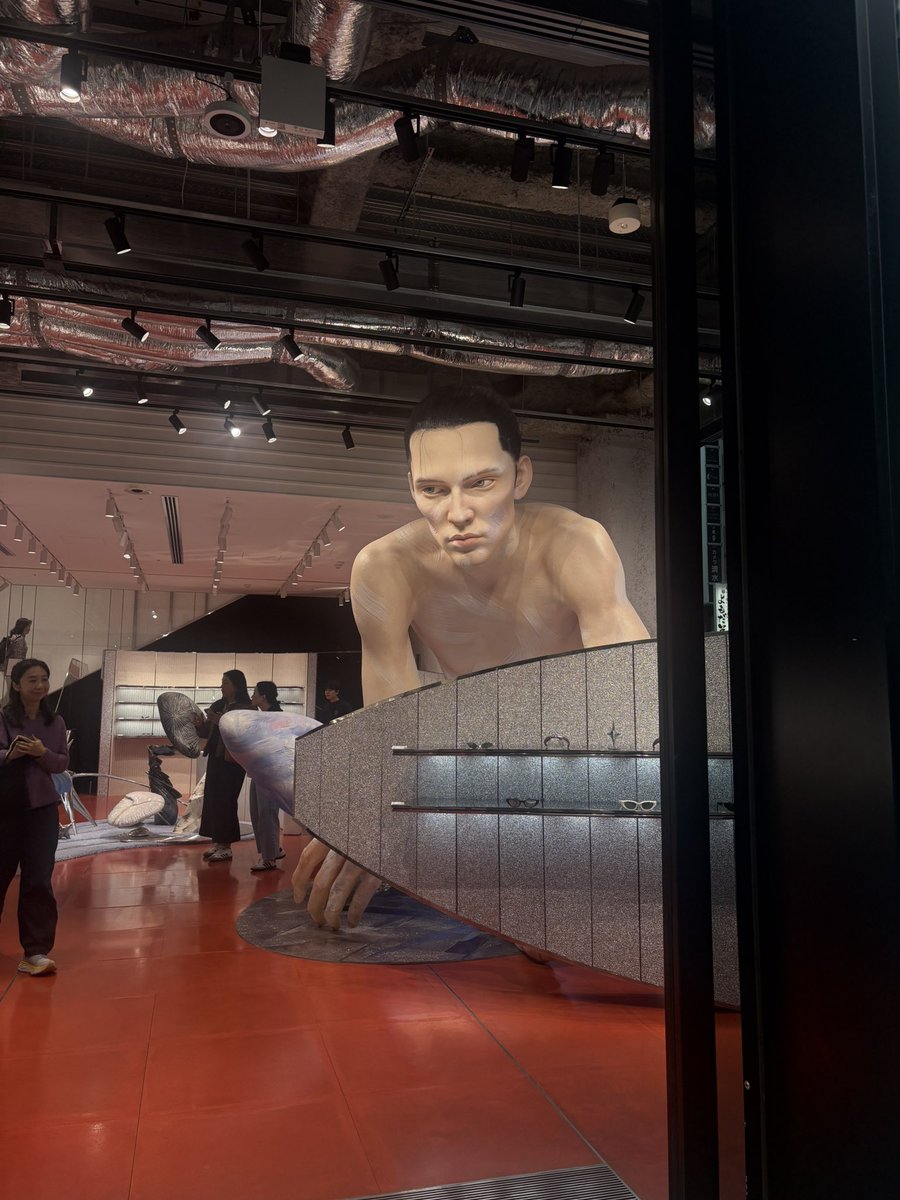 umu_designInc's tweet image. なんたる晴天☀️
最近インパクトのあるディスプレイが目につく。
韓国のアイウェアブランド、ジェントルモンスターは、通りのお客も睨みのアプローチ。

見たことあるなぁ、とよく見ると…
イチロー👀

華金の本日、頑張りましょう。🌼

#umudesignInc.
#丗SOU
#世SOU