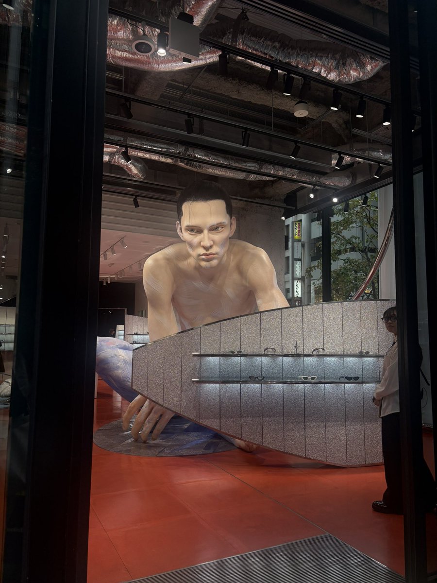 umu_designInc's tweet image. なんたる晴天☀️
最近インパクトのあるディスプレイが目につく。
韓国のアイウェアブランド、ジェントルモンスターは、通りのお客も睨みのアプローチ。

見たことあるなぁ、とよく見ると…
イチロー👀

華金の本日、頑張りましょう。🌼

#umudesignInc.
#丗SOU
#世SOU