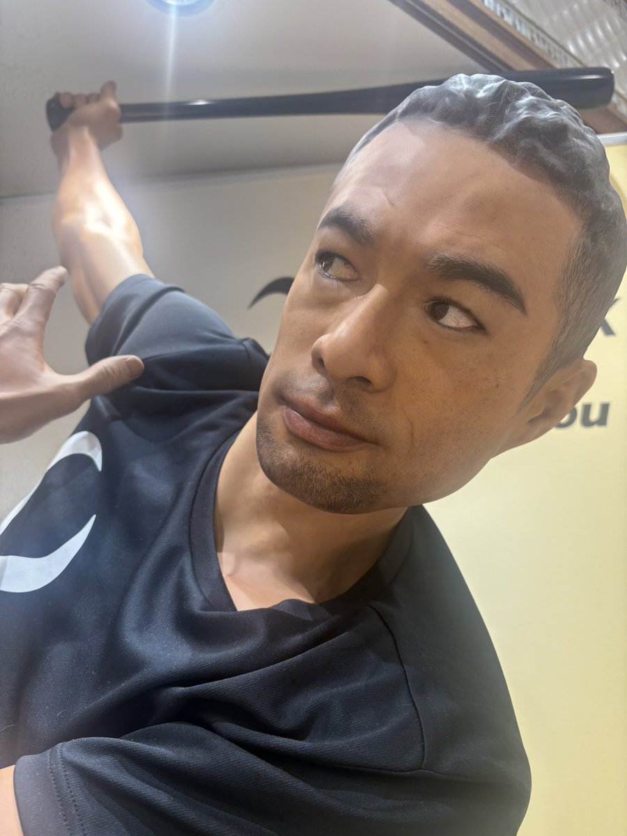 umu_designInc's tweet image. なんたる晴天☀️
最近インパクトのあるディスプレイが目につく。
韓国のアイウェアブランド、ジェントルモンスターは、通りのお客も睨みのアプローチ。

見たことあるなぁ、とよく見ると…
イチロー👀

華金の本日、頑張りましょう。🌼

#umudesignInc.
#丗SOU
#世SOU