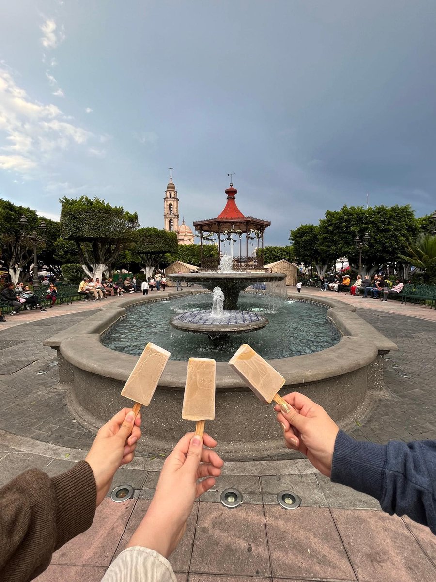 Cuando vayas a #Uriangato, debes probar una de sus legendarias 𝐩𝐚𝐥𝐞𝐭𝐚𝐬 𝐝𝐞 𝐜𝐚𝐣𝐞𝐭𝐚. Las encuentras en el Jardín Principal y seguro te endulzarán la tarde en este bonito municipio 😋👌🏻.