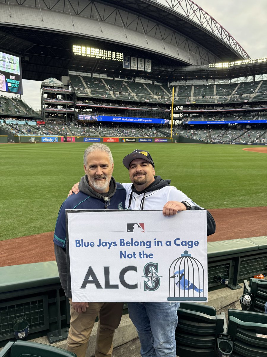 Its_JustJared's tweet photo. @Mariners https://t.co/WKJq8h3ewl