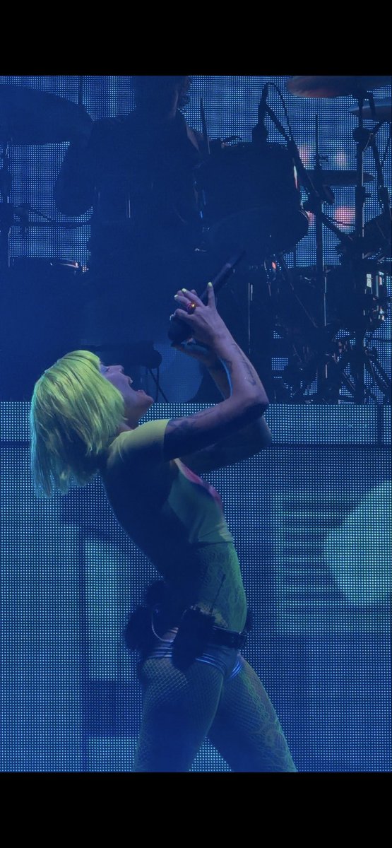 wcbariah's tweet photo. An actual✨ dream✨ @halsey #BackToBadlands https://t.co/tQHgJVtxvA