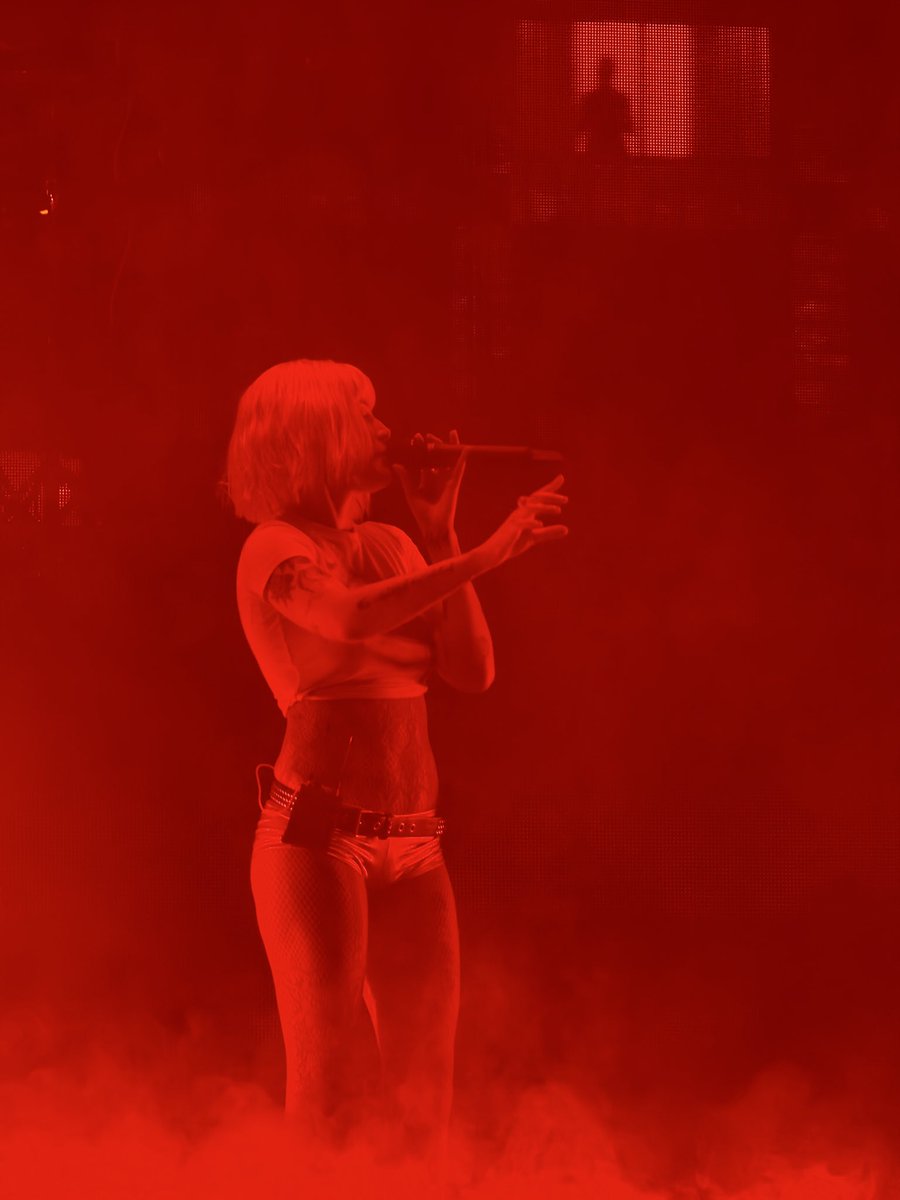 wcbariah's tweet photo. An actual✨ dream✨ @halsey #BackToBadlands https://t.co/tQHgJVtxvA