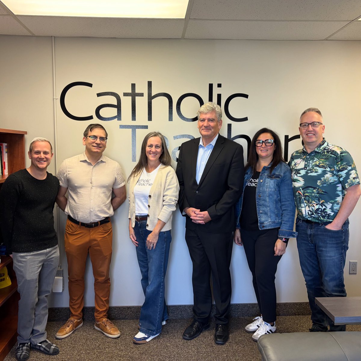 Had a great conversation today with Ottawa South MPP <a href="/JohnFraserOS/">John Fraser</a> about the realities of education in Ont: the challenges, opportunities &amp; the importance of supporting our students and educators. Meaningful dialogue is where change begins.
💬📚
#onted #onpoli #CatholicTeachers