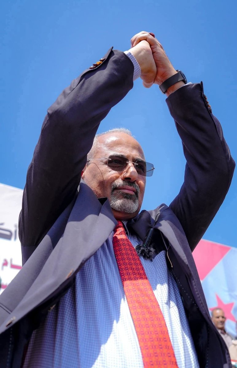 كان مطاردا" من جيش دولة .. وقاتلوه ميدانيا واعلاميا" ( لم يهزم )

ثم بعد احداث 2015 قاتلوه ميدانيا واعلاميا بتهمة انه مليشيا (ولم يهزم)  بل شرعن نفسه حتى وصل هرم الدولة ..

والان تتم محاربته اعلاميا" ولو كان الامر بيدهم لقاتلوه ميدانيا وايضا"( لن يهزم )

ويجيك واحد هارب يتفلسف هه