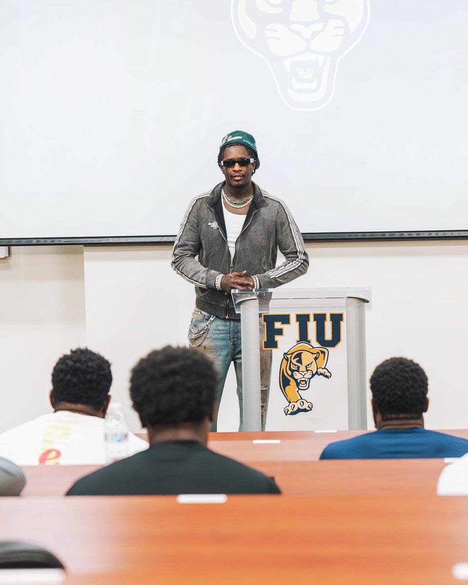 Not every day that @YoungThug pulls up to Modesto Maidique Campus 🔥

#PawsUp