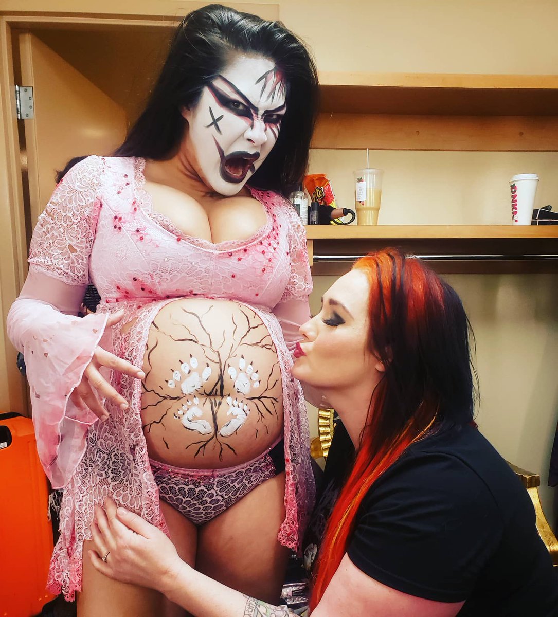 ColdBoy101's tweet image. Remember when @realsuyung showed off her pregnant belly to all the female wrestlers in the TNA Knockouts locker room? @FearHavok remembers! 😆
#suyung #jessickahavoc #tnawrestling