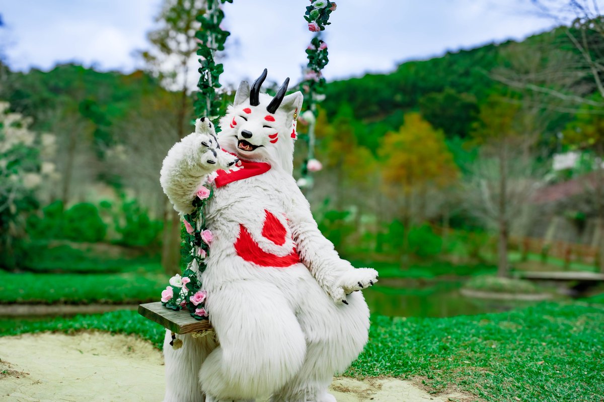 ブランコで遊ぼう~~！✨😉
#FursuitFriday