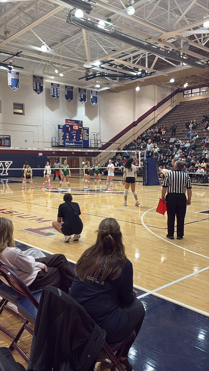 Lady Hawks take the first set !