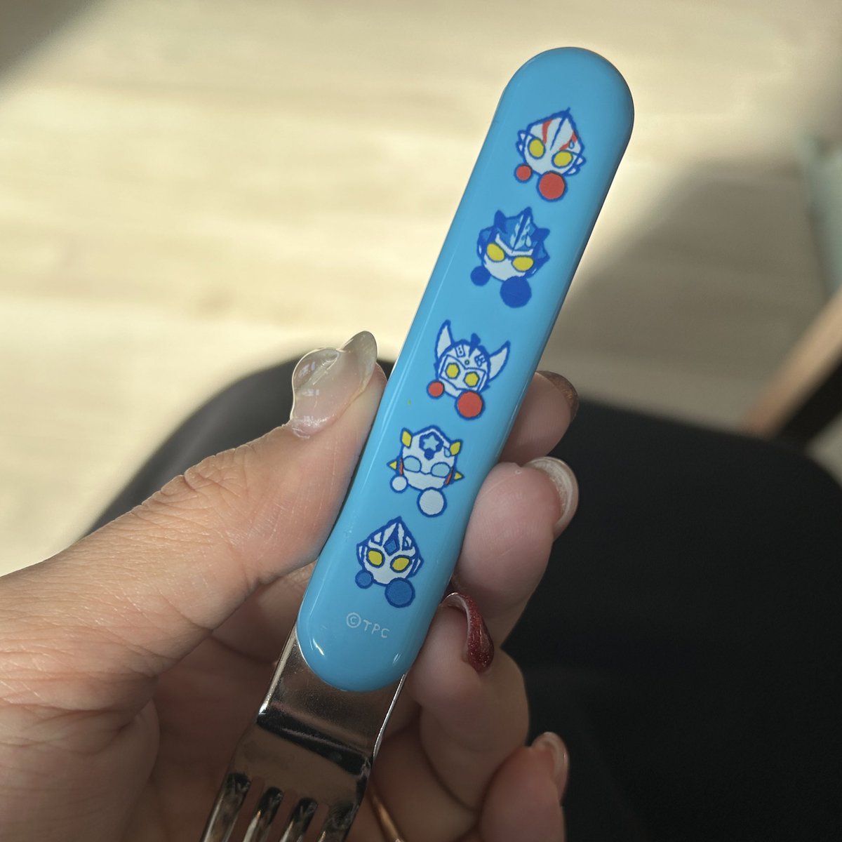 Ca_e_day's tweet image. 娘ちゃんがこのフォーク、
『メビウス、ブル、タロウ、タイタス、アグルだよ！』と言ってるんだけど…これ一番下アグル…？教えて有識者〜🥺