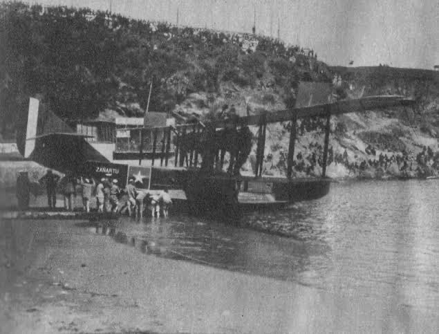 RenzoVaccarezza's tweet photo. El 17 de octubre de 1921 se terminó de armar el bote volador de fabricación británica, Felixtowe F2A "Guardiamarina Zañartu", en su base de Las Torpederas de Playa Ancha, Valparaíso. Este biplano fue la primera aeronave de dos motores que operó en Chile.

@UKinChile @LouiseADeSousa @Armada_Chile
