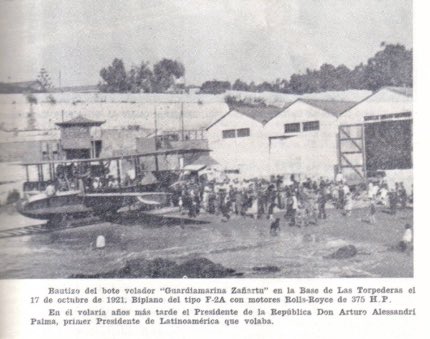 RenzoVaccarezza's tweet photo. El 17 de octubre de 1921 se terminó de armar el bote volador de fabricación británica, Felixtowe F2A "Guardiamarina Zañartu", en su base de Las Torpederas de Playa Ancha, Valparaíso. Este biplano fue la primera aeronave de dos motores que operó en Chile.

@UKinChile @LouiseADeSousa @Armada_Chile