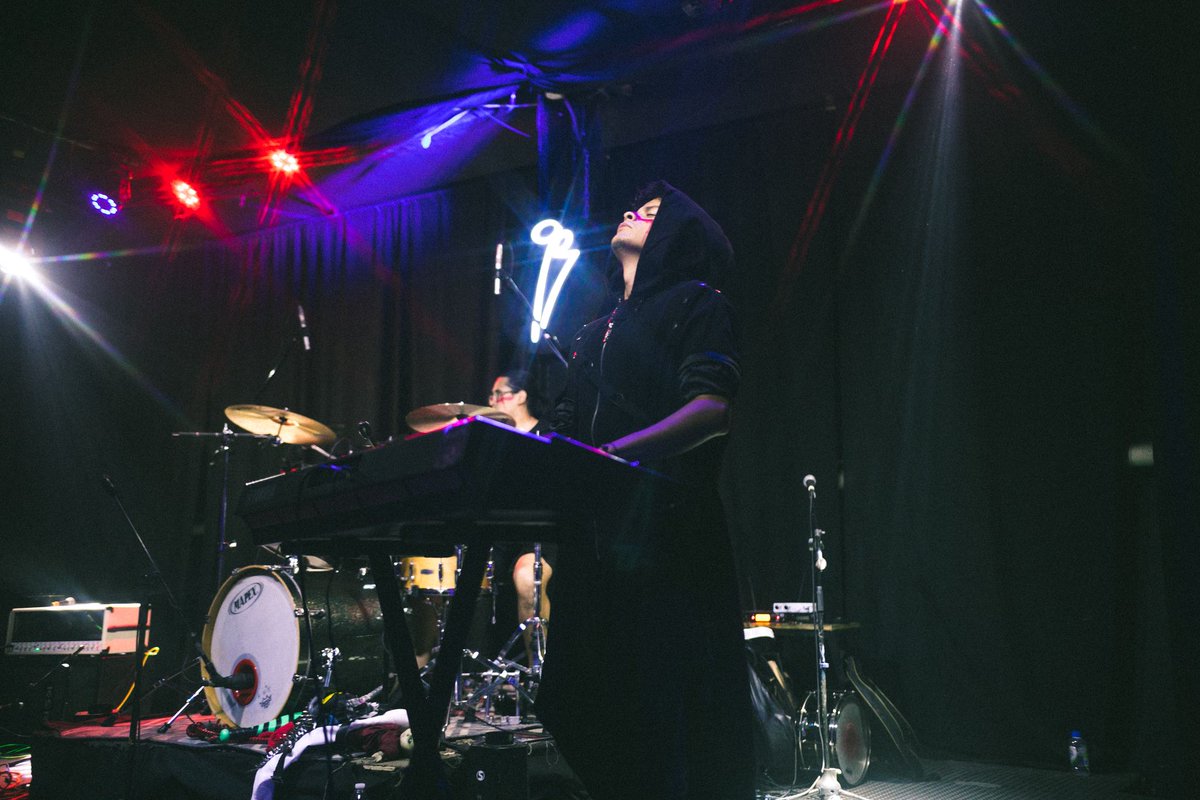 We can’t wait to sing for you all😮‍💨🤟🏼 …soon we will conjure sound together once again.

Qué ganas de volver a cantar para ustedes😮‍💨🤟🏼 …pronto conjuraremos el sonido juntos otra vez.

📸: @happymess_files