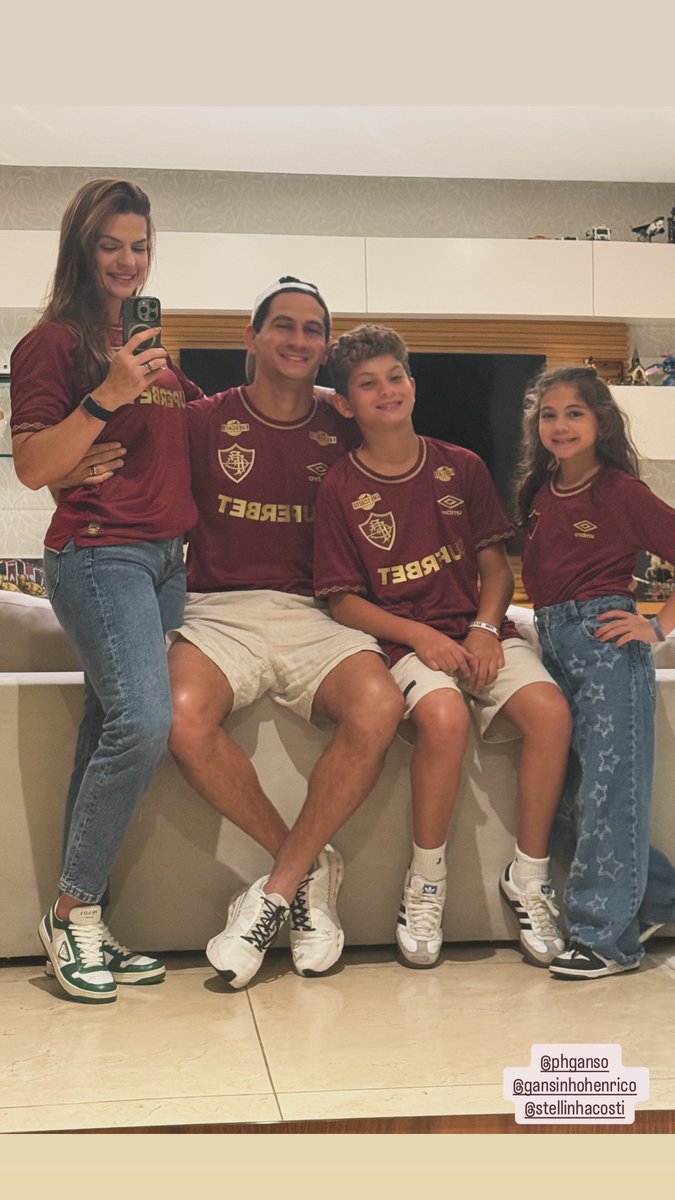 NasceOflu's tweet image. Família Ganso está trajada para o jogo de logo mais.

Sim, sonho de vida é tirar uma foto dessas.