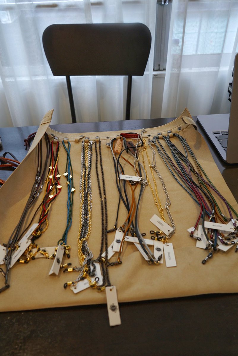 meganeazcom's tweet image. 【👓眼鏡の展示会レビュー2025秋1️⃣4️⃣】
IN 東京八重洲

#DIFFUSERTokyo

グラスコードは京都のムラ染め技術を用いて更に組み紐にしたモデルがあ、和装される方に絶対勧めたいなと仕入れてます👘

あと最近はチェーン人気が高いそうで⛓️…