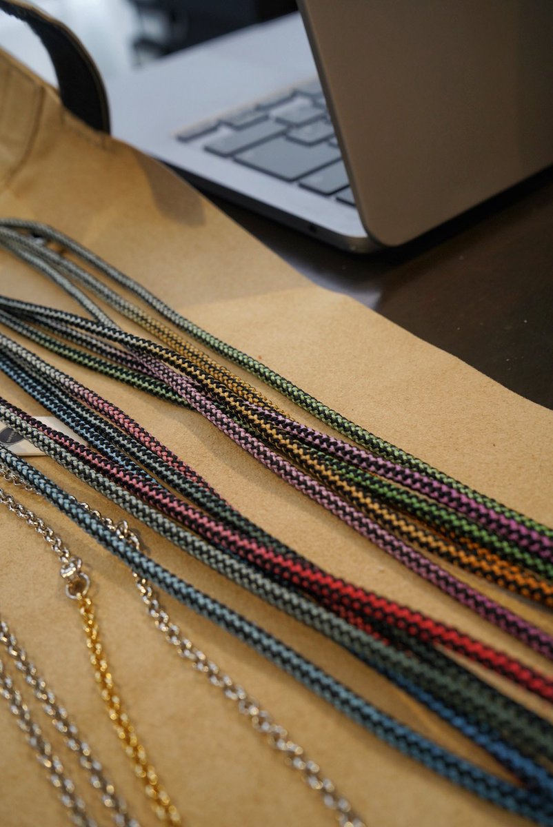 meganeazcom's tweet image. 【👓眼鏡の展示会レビュー2025秋1️⃣4️⃣】
IN 東京八重洲

#DIFFUSERTokyo

グラスコードは京都のムラ染め技術を用いて更に組み紐にしたモデルがあ、和装される方に絶対勧めたいなと仕入れてます👘

あと最近はチェーン人気が高いそうで⛓️…