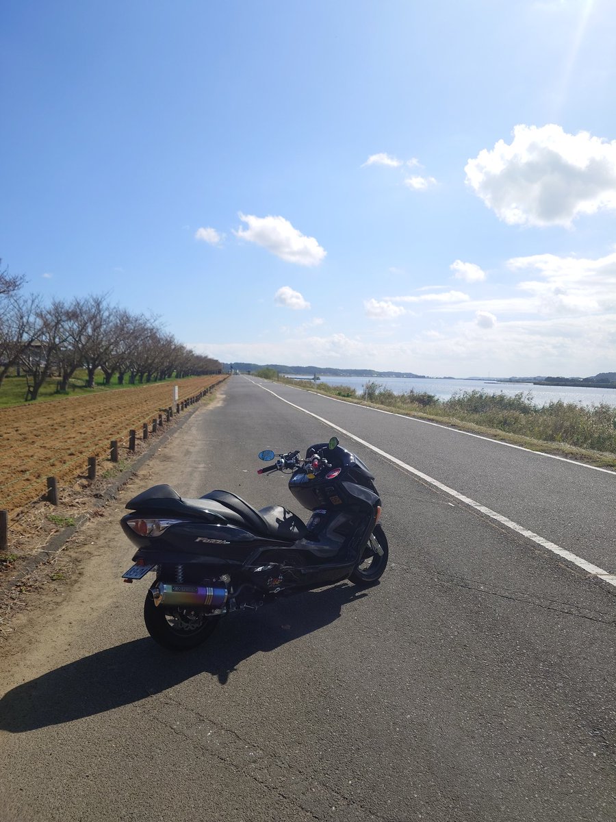 おはようございます☀気持ち良く晴れましたね😄ニンジャのフロントフォーク代捻出の為にフォルツァを嫁に出しました😢近所の後輩なんでたまに借りよう（笑）夜勤初日だけど少しニンジャでご近所徘徊します💦皆様‼️素敵な週末を♬