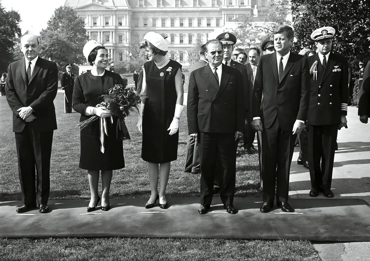 Josip Broz Tito je bio poslednji strani državnik koji je posetio Džona Kenedija u Beloj Kući, samo 35 dana pre atentata.
Tito je 17. oktobra 1963. sa delegacijom SFRJ došao u desetodnevnu posetu SAD i predsedniku Kenediju. Tom prilikom Kenedi se obratio Brozu sa porukom:
1/2