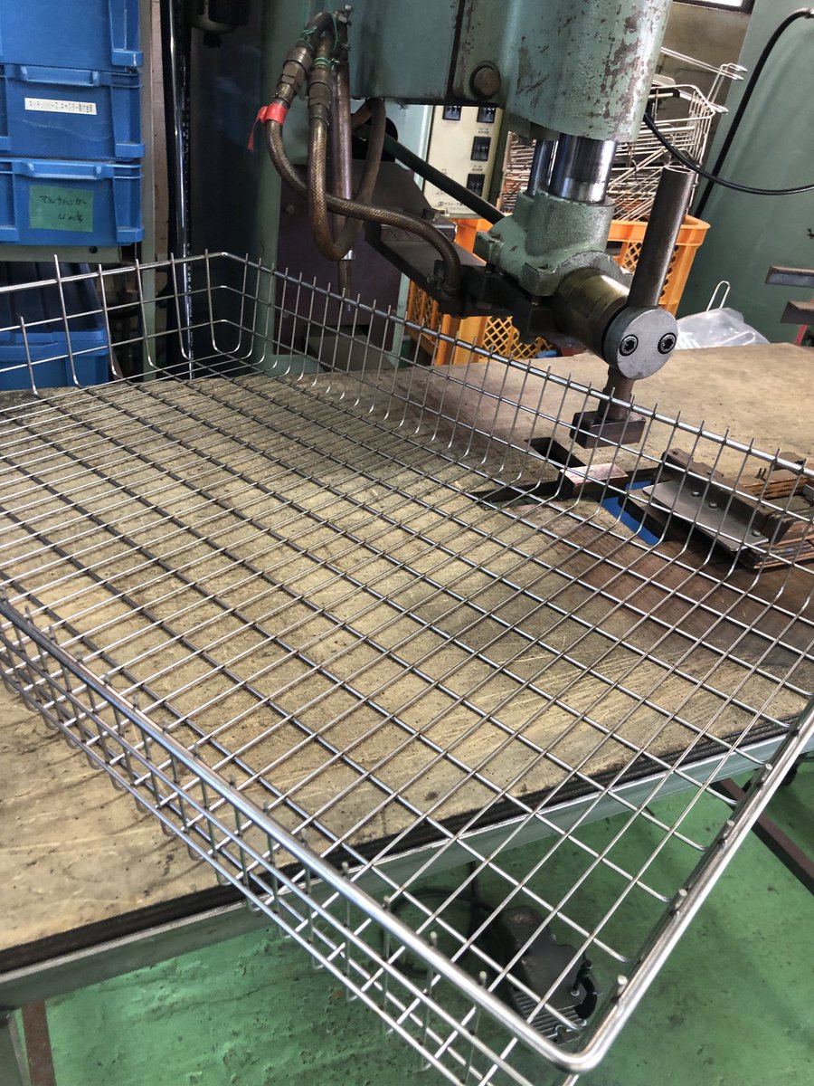sp0t8's tweet photo. 今日はこんな感じのステンレスのカゴ作ってます。#線材加工#町工場#スポット溶接 https://t.co/QWEWFu7rkO