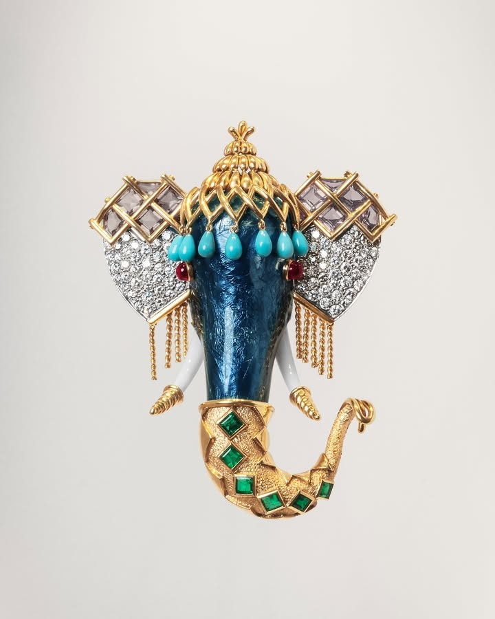 Imagein8's tweet image. Introducing “Legendary Legacy,” a celebration of craft, creativity and Tiffany & Co.’s unparalleled diamond legacy
#Ganesha #LegendaryLegacy #Craftsmanship #LuxuryJewelry