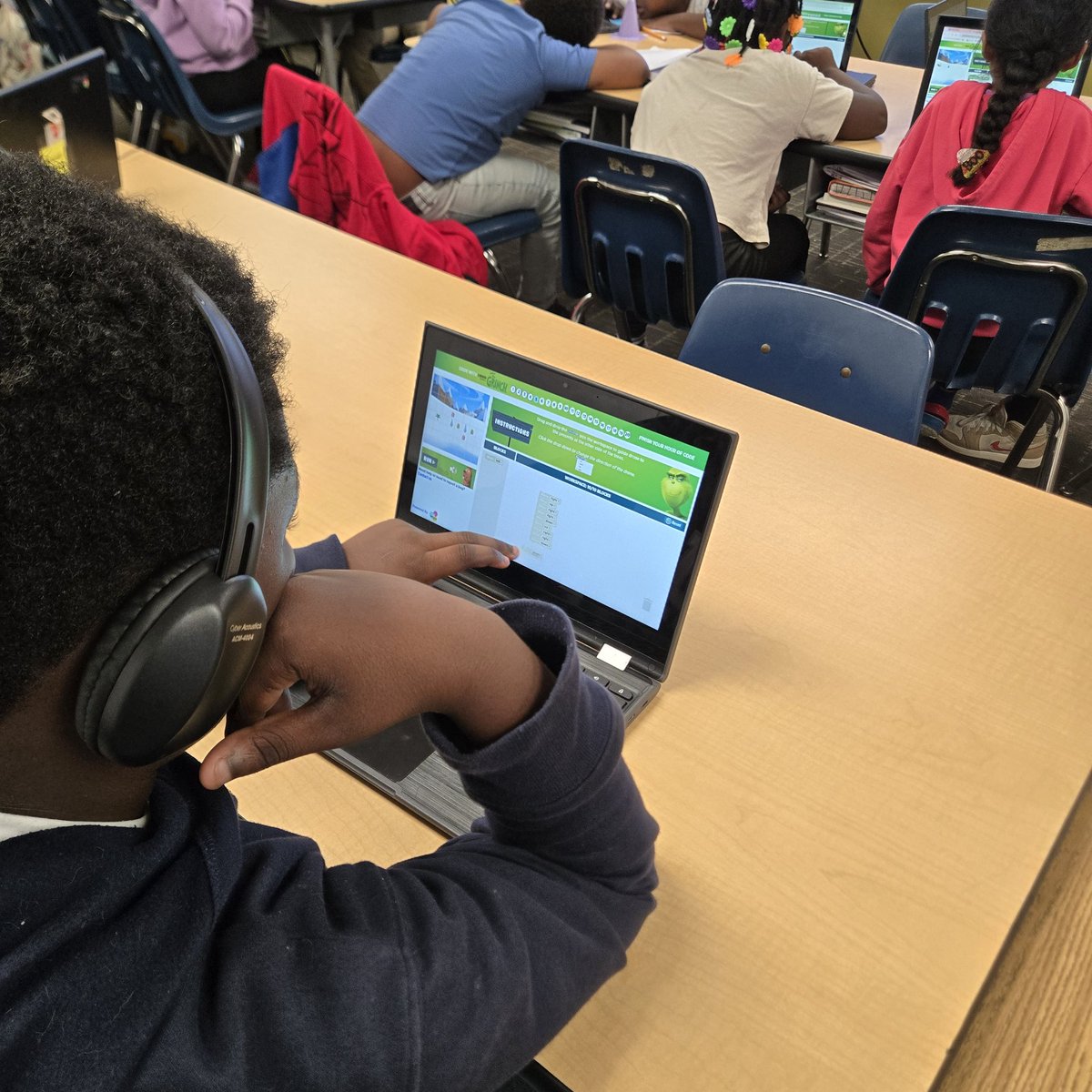 Smallblocktech's tweet image. Ms. Seranas Grade 3 class progressed today from unplugged coding to Coding With the Grinch via Hour of Code
@jennthomas75
@CradockES 
@ebracyPPS
@JolleyLa 
@hourofcode 
@PortsVASchools