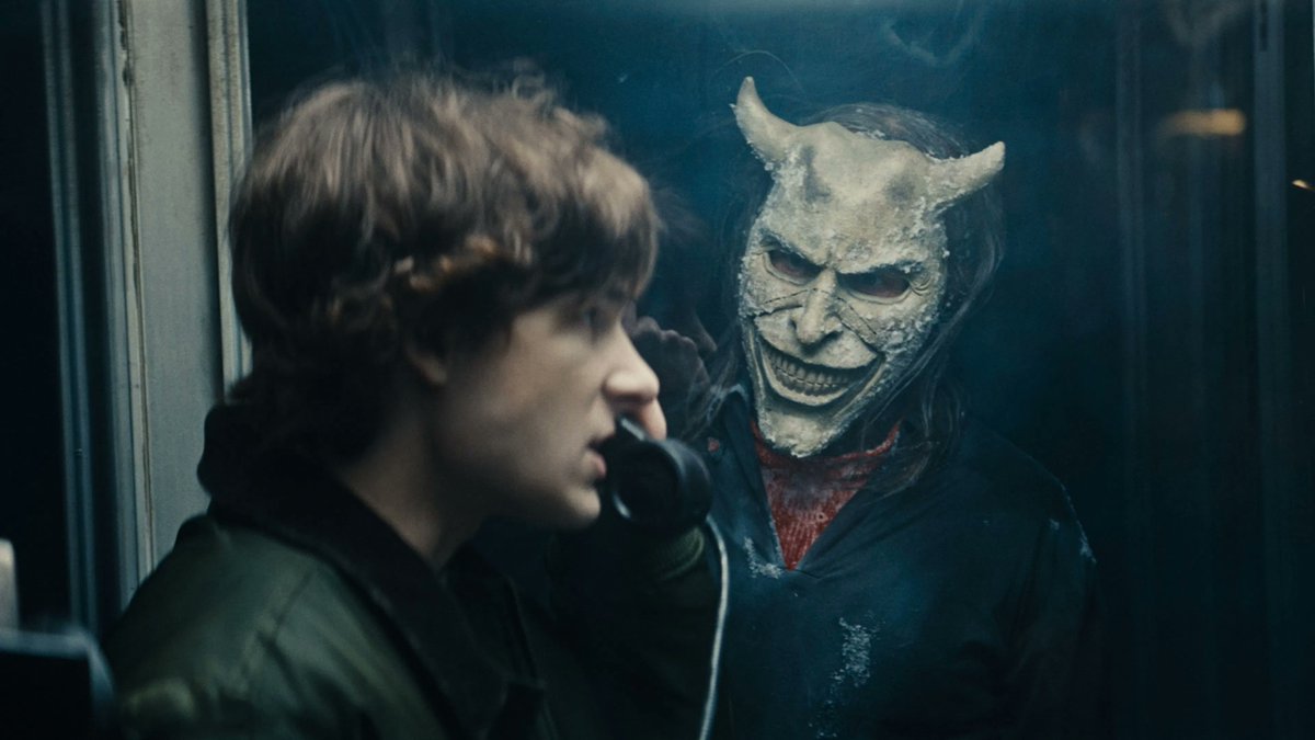 sanguiwho's tweet image. pô, nunca imaginei que ia me emocionar assistindo o telefone preto 2

mesmo com a vibe de terror dominando o filme inteiro, o drama tá super presente, e os atores entregam demais

fiquei tão imerso nessa história que acabei me apegando real aos personagens. filmaço, de verdade...