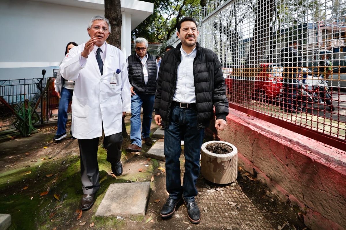 martibatres's tweet image. Hice un recorrido por la Clínica con Especialidades “Churubusco” del @ISSSTE_mx que fue afectada por lluvias que provocaron inundaciones de entre 40 centímetros y un metro. Hubo diversos equipos dañados.

Afortunadamente ya opera al 95% de sus funciones. Protección Civil…