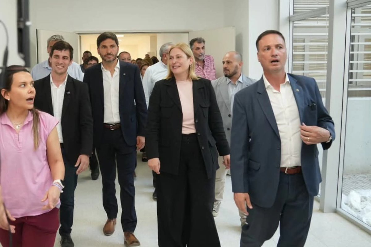 GiScaglia's tweet photo. Con @maxipullaro, visitamos las obras del nuevo Hospital Dr. Jaime Ferré y la pavimentación de los bulevares Yrigoyen y Muriel de Rafaela. Ver cómo esta ciudad crece y se transforma con trabajo y compromiso nos llena de orgullo.

Transparencia y eficiencia: así se construye una provincia que avanza.

Unidos para defender Santa Fe.
