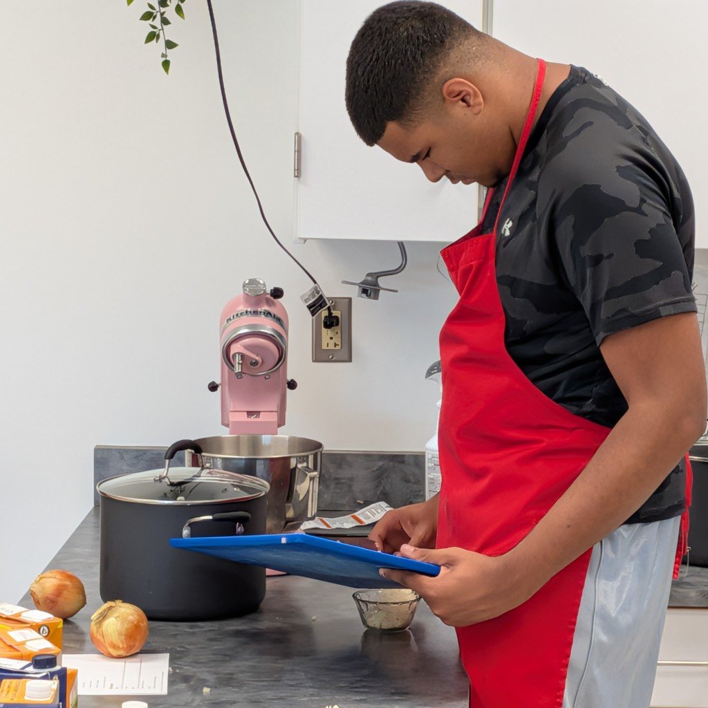 FZSchools's tweet image. FZW Enterprise Class preps for their regular luncheon. Throughout the semester, students, paraprofessionals and teachers plan and prepare meals. Teachers can pick up or dine in during their lunch hour. Building the workforce of tomorrow one meal at a time. #FZEquipToExcel