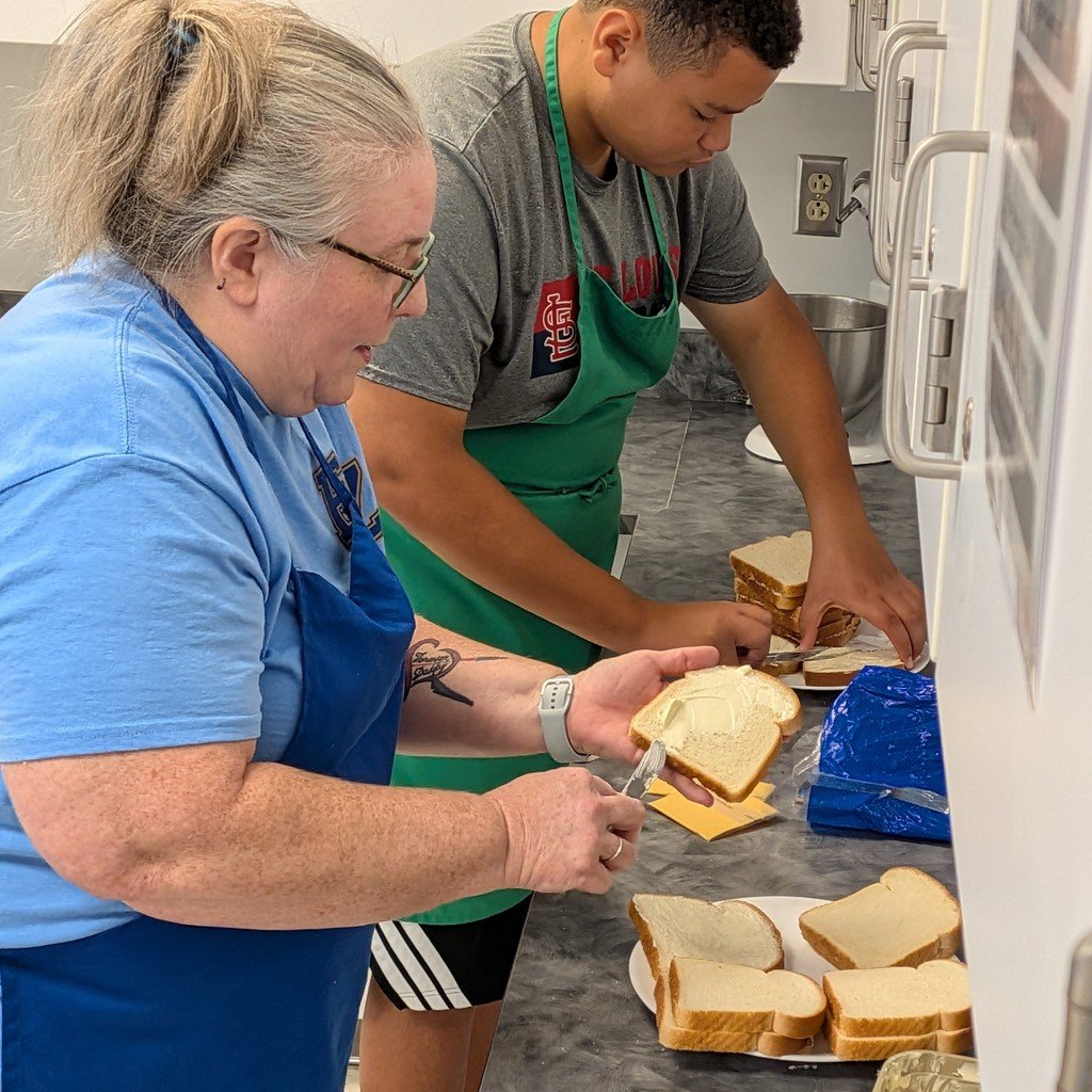 FZSchools's tweet image. FZW Enterprise Class preps for their regular luncheon. Throughout the semester, students, paraprofessionals and teachers plan and prepare meals. Teachers can pick up or dine in during their lunch hour. Building the workforce of tomorrow one meal at a time. #FZEquipToExcel