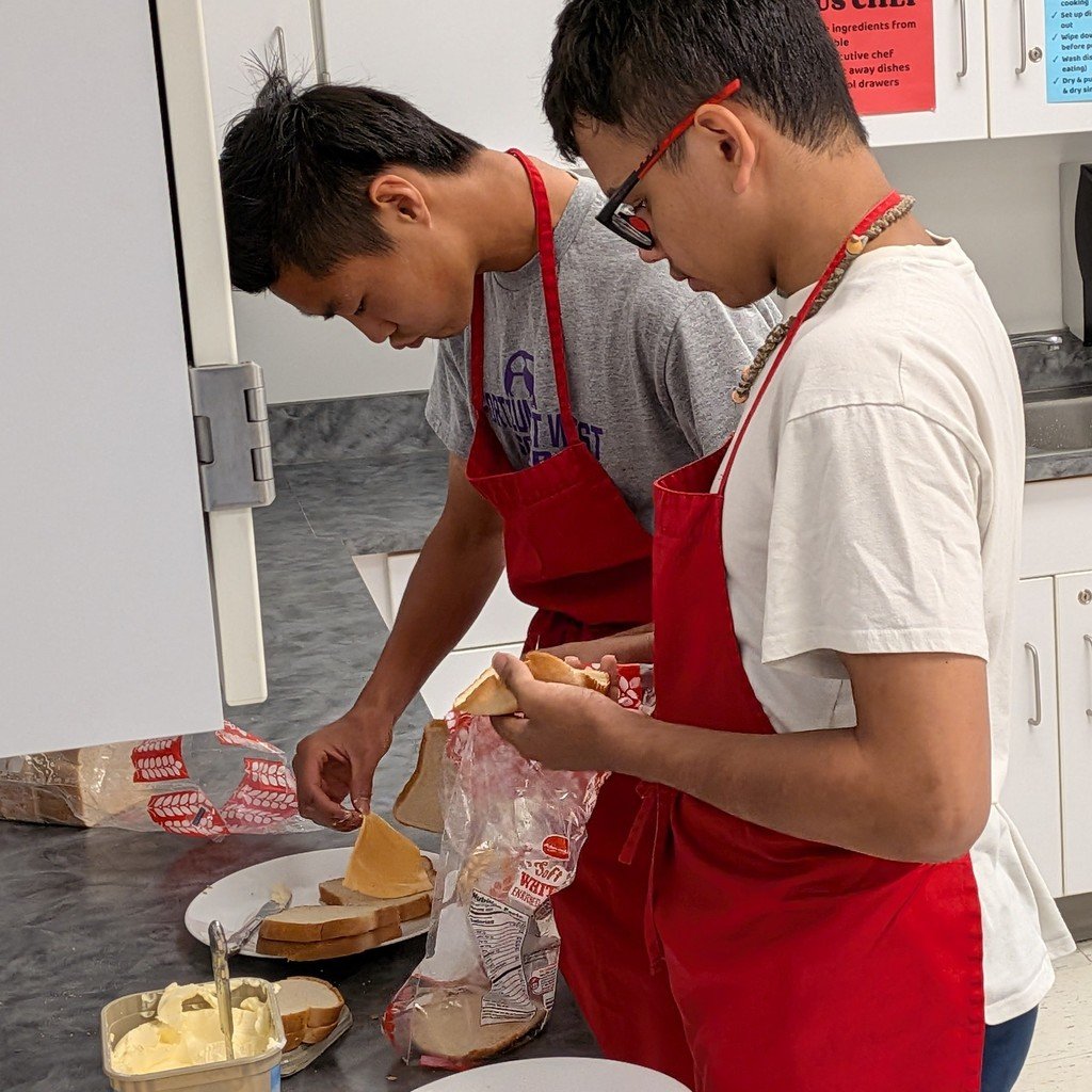 FZSchools's tweet image. FZW Enterprise Class preps for their regular luncheon. Throughout the semester, students, paraprofessionals and teachers plan and prepare meals. Teachers can pick up or dine in during their lunch hour. Building the workforce of tomorrow one meal at a time. #FZEquipToExcel
