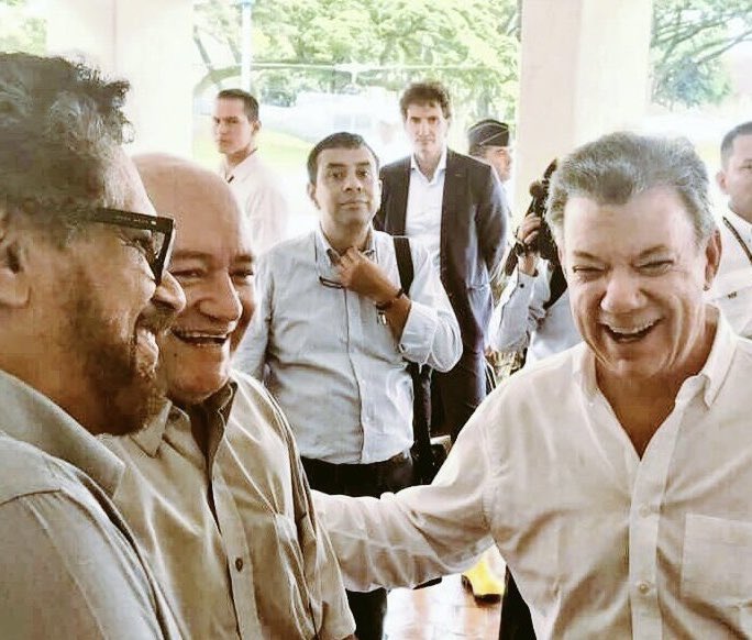 <a href="/JuanManSantos/">Juan Manuel Santos</a> Ve, que ta raro, si un extremo te ayudó a subir… para luego ayudar al otro a revivir… pan pan 🎶