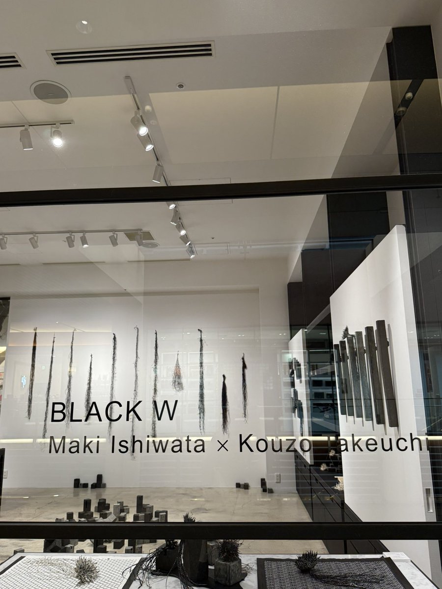 いよいよ今週末10/19迄！

SMP GALLERY「BLACK W」展
光と影を纏う、黒の世界
Oct 3 Fri - Oct 19 Sun 11:00-20:00 
（Last day -17:00）

石渡真紀（和紙繊維作家）x竹内紘三 （陶芸家）陶芸と和紙という異素材が、それぞれの“黒”をテーマに光と影の世界を展開します。