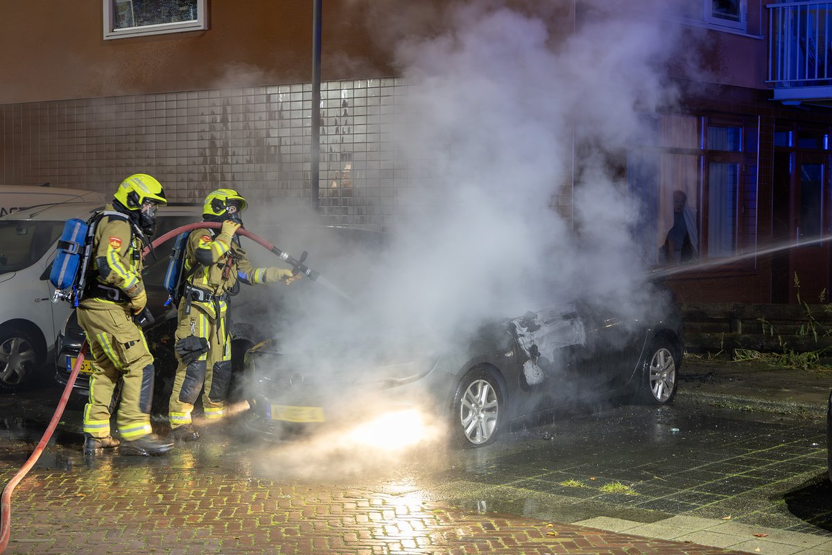 Twee auto’s zwaar beschadigd bij autobrand in Heemskerk