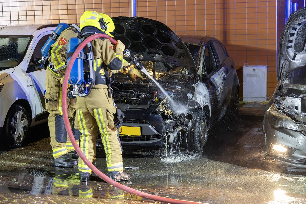 mvbergen's tweet photo. Twee auto’s zwaar beschadigd bij #autobrand #Bizetstraat in #Heemskerk https://t.co/qeqw17gZ4o